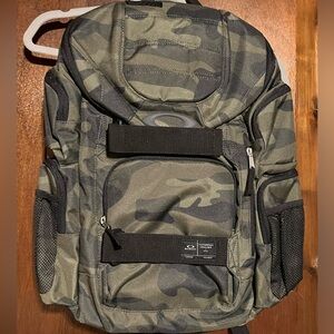 Oakley Crestible Enduro Backpack in Camo - NWT